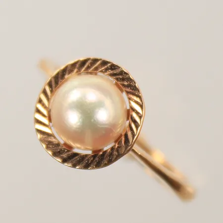 Ring med pärla stl 17½, bredd 2-10mm, 18K, bruttovikt 3,5g Vikt: 3,5 g