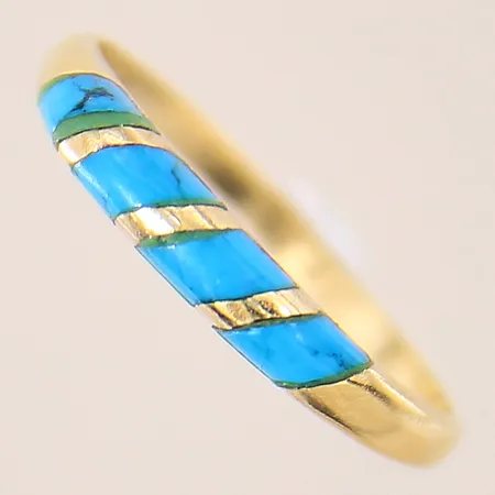 Ring med blå stenar, troligen turkoser, stl 16¾, bredd 1,5-3mm, något skev, förgyllt silver 835/1000 Vikt: 1 g