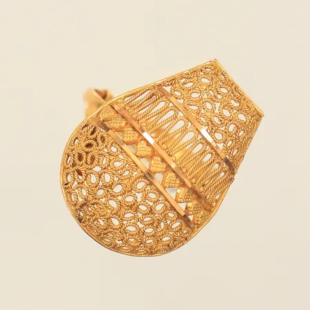 Ring med filigranarbete, stl 17¾, bredd ca 2-23mm, skev, 21K Vikt: 4,9 g