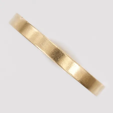 Ring, slät, stl: 17¾, bredd: 3,5mm, gravyr, bruksskick, 18K guld.  Vikt: 2,9 g