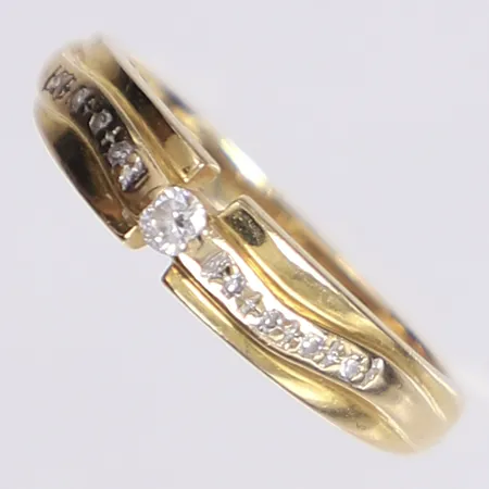 Ring med dia ca 0,04ct, stl 17, bredd 2-4mm, 18K  Vikt: 2,8 g