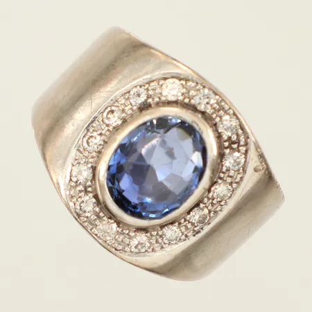 Ring, blå sten, slitna fasetter, diamanter 14xca0,02-0,03ct, stl 18½, bredd 6,9-17,7mm, repig, 18K Vikt: 27,3 g