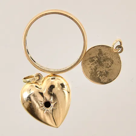 Diverse guldsmycken, saknar sten, gravyr, 18K Vikt: 5,9 g