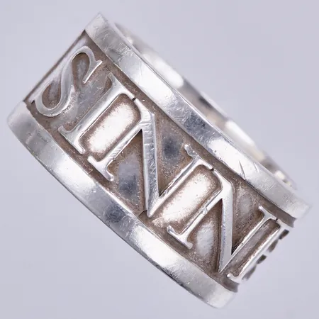Ring "SINNESRO", stl ca 19½, bredd ca 12mm, ALTI design, Nypris 1995kr, silver 925/1000 Vikt: 13,4 g