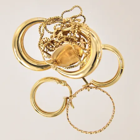 Guldsmycken, bucklor, skevheter, repor, 18K  Vikt: 7,6 g