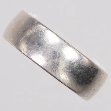 Ring, stl 20½, bredd 7,8mm, gravyr, 925/1000 silver Vikt: 12,5 g