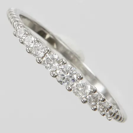 Ring med vita stenar, stl 18, bredd 1,5-3mm, 925/1000 silver Vikt: 1,4 g
