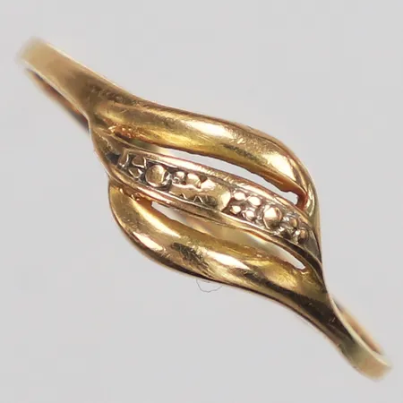 Ring, stl 18¼, bredd 1,6-6,5mm, skev, 18K  Vikt: 1,1 g