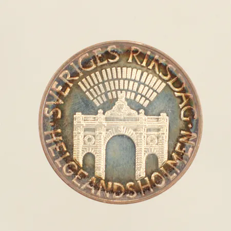 Minnesmynt, Sveriges Riksdag Helgeandsholmen, år 1983, nominellt värde 100kr, Ø32mm, 925/1000 silver  Vikt: 16,1 g
