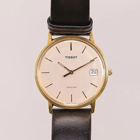 Herrur Tissot 18K, 33,5mm, quartz, går ej, gravyr, defekt läderband, bruttovikt 29,3g.