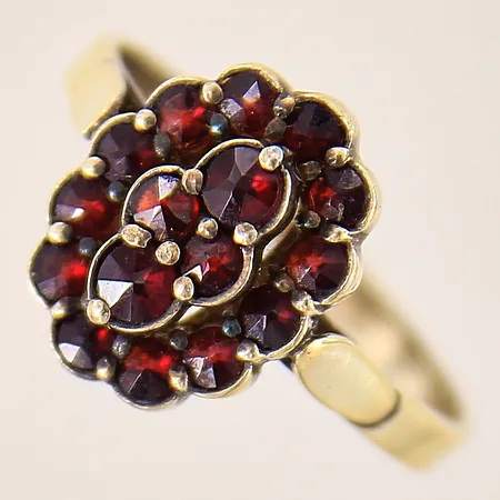 Ring med granater, stl 18½, bredd 2-14mm, förgyllt silver 900/1000 Vikt: 2,7 g
