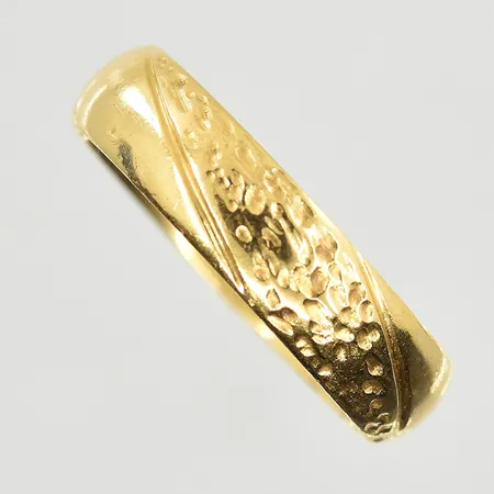 Ring, stl 17½, bredd 5 mm, gravyr, 18K. Vikt: 4,8 g