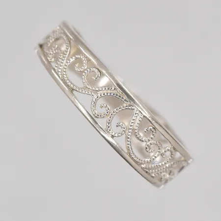 Ring med filigrandekor, stl 18½, silver Vikt: 1,9 g