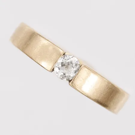 Ring med antikslipad diamant ca 0,27ct, stl: 16½, bredd: 4mm, bruksslitage,18K guld.  Vikt: 9,7 g