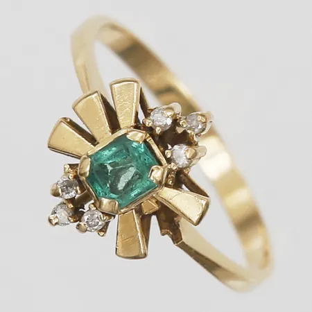 Ring med smaragd, samt åttkantsslipade diamanter 6 x ca 0,01ct, stl: 18, bredd: 3-12mm, dekordel saknas, ej stämplad, 18K guld. Vikt: 2,6 g