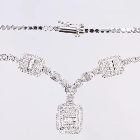 Halscollier med diamanter, ca tot 0,65ct, 42cm, bredd 3-23mm, vitguld, 18K Vikt: 17,4 g