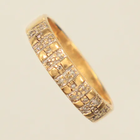 Ring med diamanter 20x ca 0,005ct totalt 0,10ct enligt gravyr, 8/8-slipade, stl 17¾, bredd 3,5-4,3mm, något skev, gravyr, GHA, 18K Vikt: 3,6 g