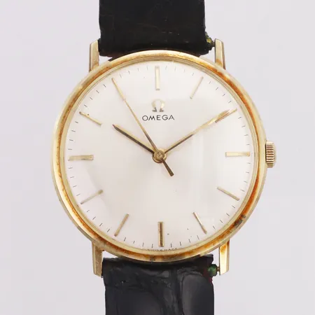 Herrur, Omega, manuell, 14K, Ø34mm, svart slitet läderband, repig baksida, bruttovikt 31,1gram Vikt: 0 g