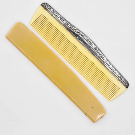Kam, tänder och fodral i plast, ovandel silver, längd 13cm Vikt: 14 g