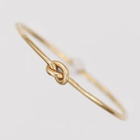Ring med knut, stl: 18¾, bredd: 0,5 - 2mm, mindre ojämnheter, 18K guld.  Vikt: 0,5 g