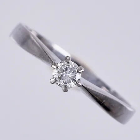 Ring med diamant ca 1x0,15ct W(H)/VS enl gravyr, stl: ca 16¾, bredd: ca 2,5-4mm, vitguld, 18K  Vikt: 2,1 g