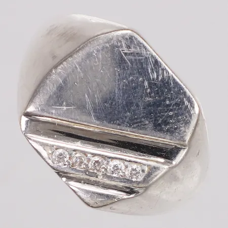 Klackring, vita stenar, stl 18¾, bredd 2,3-14,7mm, 925/1000 silver Vikt: 5,1 g