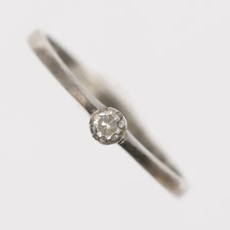 Ring med diamant 1 x ca 0,04ct, stl: 16½, bredd: 1,5 - 3mm, bruksslitage, 18K vitguld.  Vikt: 1,7 g