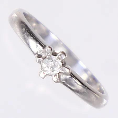 Ring med vit sten, stl 17¼, bredd 2-5mm, 14K Vikt: 2,3 g