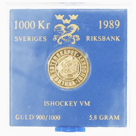 Mynt, Ishockey VM 1989, 1000kr, Ø 21mm, i plastetui, 21,6K guld (900/1000), vikt: 5,8 gram Vikt: 5,8 g