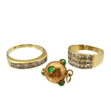 Diverse guldsmycken, Ringar (2 stycken) i 14K guld + Hänge, 18K guld, vita & gröna stenar, ringar Ø18,0 resp. 19¼ mm, slitage, bruksmärken, bruttovikt 9,6 gram