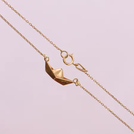 Collier med segelbåt, ca 44,5cm, bredd 1mm-5,5mm. 18K Vikt: 2,5 g