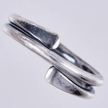 Ring stl: 17, 4-7mm, 925/1000 silver Vikt: 3,6 g