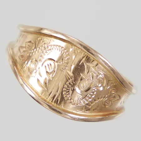 Ring, stl 20½, bredd 4,4-12,5mm, mönstergravyr, år 1992, Odds Guld Ab, Visby, 18K, Vikt: 4,2 g