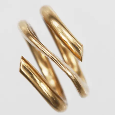 Ring, spiralformad, stl: 18¾, bredd: 2-4mm, ej stämplad, smärre bruksslitage,18K guld. Vikt: 18,7 g