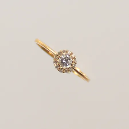 Ring med vita stenar, stl 17, 18K Vikt: 1,6 g