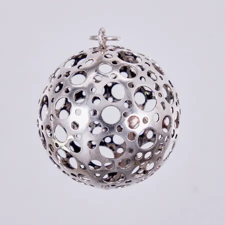 Hänge, längd 46,3mm, Ø34mm, "Leppäkerttu" (Nyckelpiga), design Liisa Vitali (1918-1987) för Nestor Westerback, Helsingfors, Finland, 925/1000 silver Vikt: 9,4 g Vikt: 9,5 g