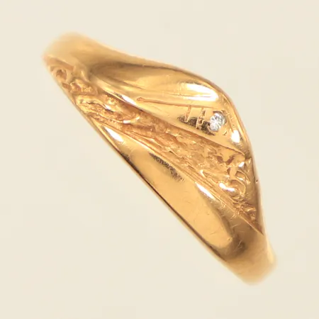Ring med diamant ca 0,005ct, stl 18¾, bredd ca 2-7,5mm, något skev, 18K Vikt: 2,2 g
