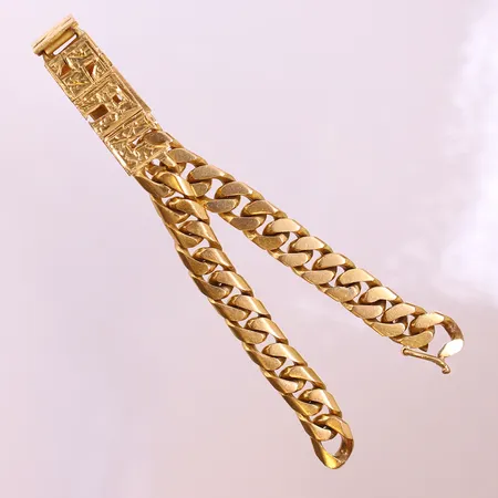 Armband Pansar med namndekor, längd 23cm, bredd 9-11mm, bruksslitage, 22K.  Vikt: 77,5 g