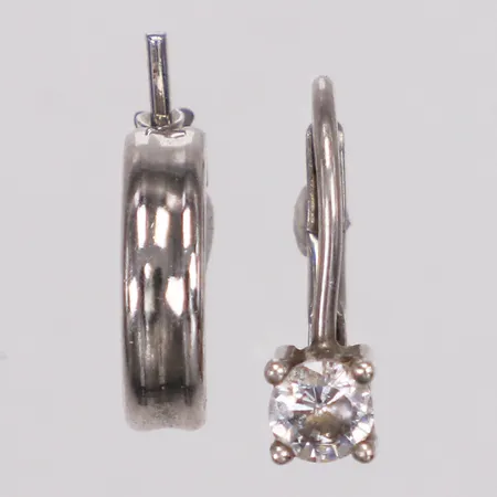 2 örhängen, udda, ena med vit sten, 925/1000 silver Vikt: 1,6 g