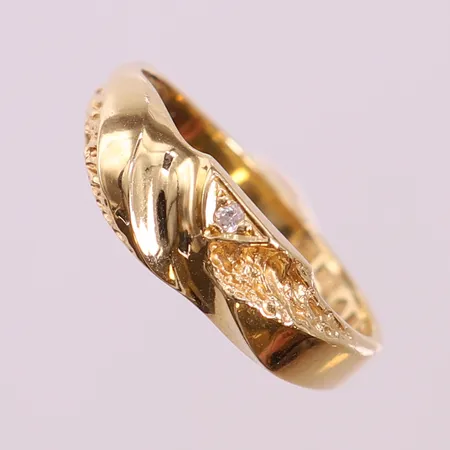 Ring med 8/8-slipad diamant ca 0,01, stl 17, bredd 2-6mm, Bengt Hallberg, Köping 1992. 18K Vikt: 2,4 g
