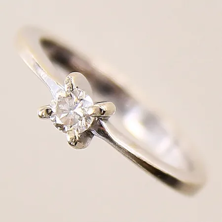 Ring med diamant ca 0,16ct, stl 15½, bredd 2,5-4,5mm, behov av omrodiering, vitguld, 14K Vikt: 2,6 g