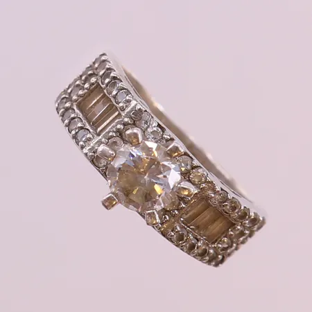 Ring med vita stenar, stl: 17, bredd 3-8mm, krona sitter snett, skev, silver 925/1000.  Vikt: 4,7 g