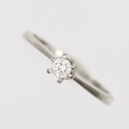  Ring med diamant 0,12ctv enligt gravyr, Stjärnringen, "Galaxia", stl: 15¾, bredd: 3-4,5mm, bruksskick, 18K vitguld.  Vikt: 1,8 g
