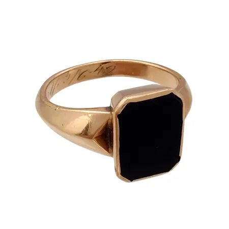 Klackring, 14K guld, Onyx, Ø18½ mm, bredd 3-12,5 mm, bruksmärken, gravyr, bruttovikt 5,4 gram Vikt: 5,4 g