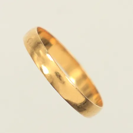 Ring slät, stl 19¼, bredd 3,2mm, skev, gravyr, 18K  Vikt: 1,6 g