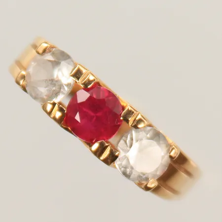 Ring med röda och vita stenar, stl 17, bredd 2-4mm,18K, bruttovikt 3,5g 