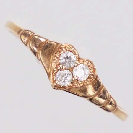 Ring, hjärta, vita stenar, stl 16¾, bredd 1-5,3mm, 14K  Vikt: 1,1 g