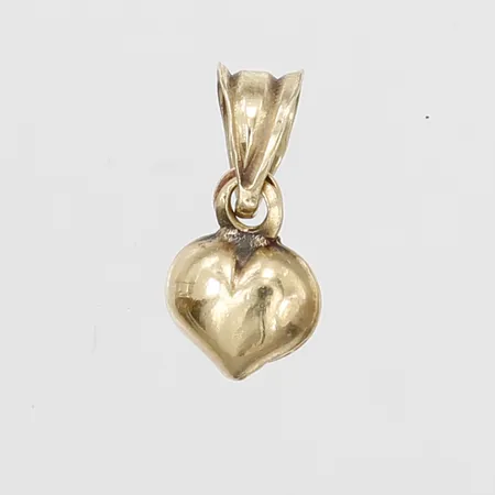 Berlock i form av ett hjärta, höjd inkl. ögla: 11mm, bredd: 6mm, mindre ojämnheter, 14K guld.  Vikt: 0,3 g