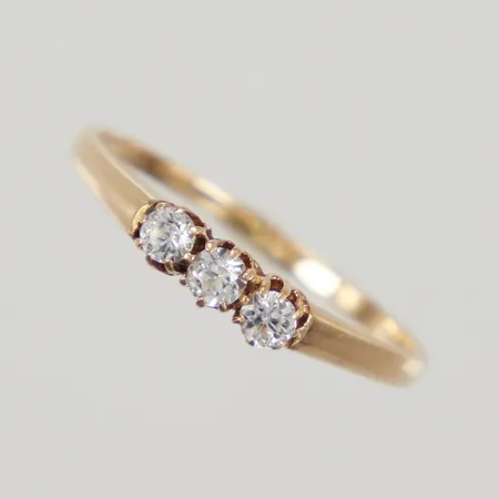 Ring med vita stenar, stl 18, bredd 1,3-3,3mm, gravyr, nagg, 18K,  Vikt: 1,7 g