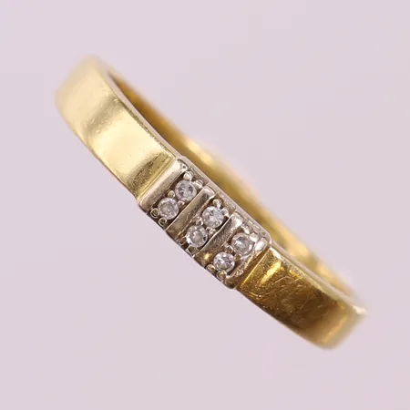 Ring med 8/8-slipade diamanter 6 x 0,01ct, stl: 19½, bredd 1,8-4mm, GHA, 18K.  Vikt: 3,2 g
